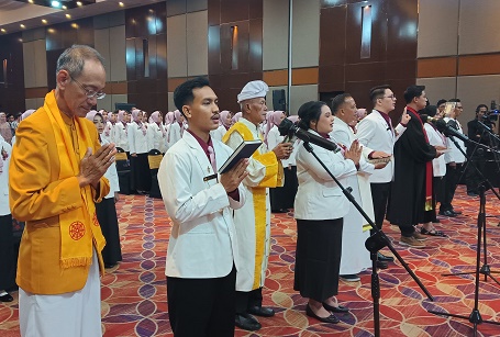 Selamat kepada Universitas Sumatera Barat (USB) yang telah meluluskan 117 apoteker baru! Momen ini menjadi bukti nyata komitmen USB dalam mencetak tenaga kesehatan profesional dan berkualitas. Para lulusan diharapkan siap mengabdi dan berkontribusi dalam meningkatkan pelayanan kefarmasian di Indonesia.