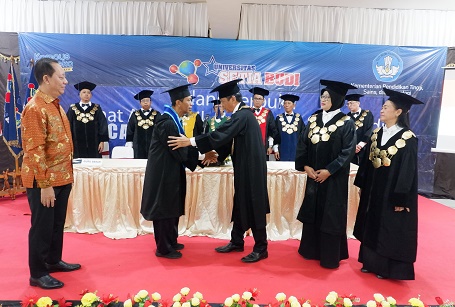 Universitas Sumatera Barat (USB) resmi mengukuhkan Prof. Dr. Sunardi, S.Si., M.Si. sebagai Guru Besar. Pengukuhan ini menandai peningkatan kapasitas akademik USB dalam bidang ilmu sains. Kehadiran beliau diharapkan mampu mendorong kemajuan riset dan kualitas pendidikan di lingkungan universitas.







